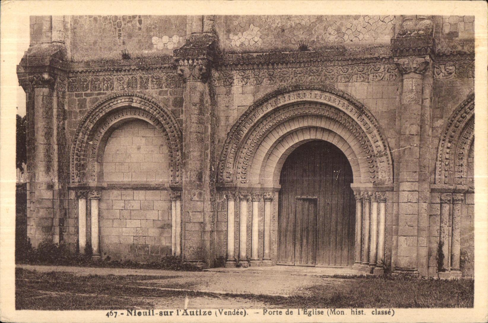 CPA Nieuil sur I Autize (Vendee) Porte de i Eglise (Mon hist classe)