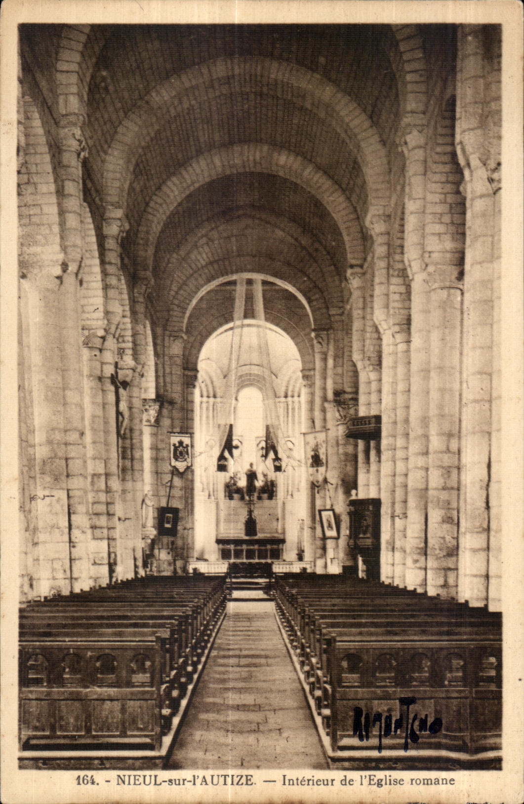 CPA Nieuil sur I Autize Interieur de I Eglise romane