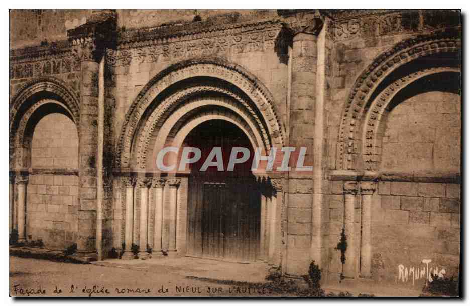 CPA La Vendee Facade de l Eglise romaine de Nieul sur I Autize