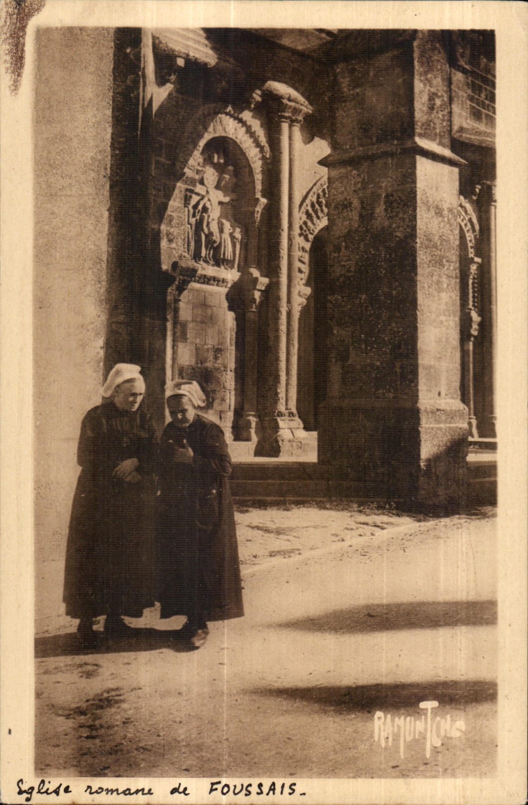 CPA La Vendee Eglise romane de Foussais Folklore Costume Coiffe