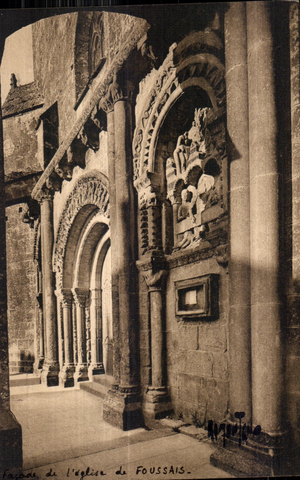 CPA Environs de Fontenay le Comte Facade de I Eglise de Foussais