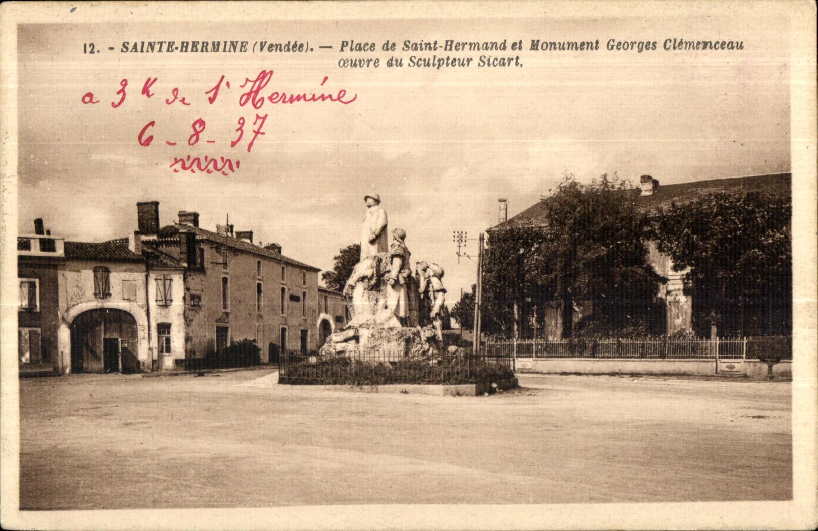 CPA Sainte Hermine (Vendee) Place de Saint Hermand et Monument Georges