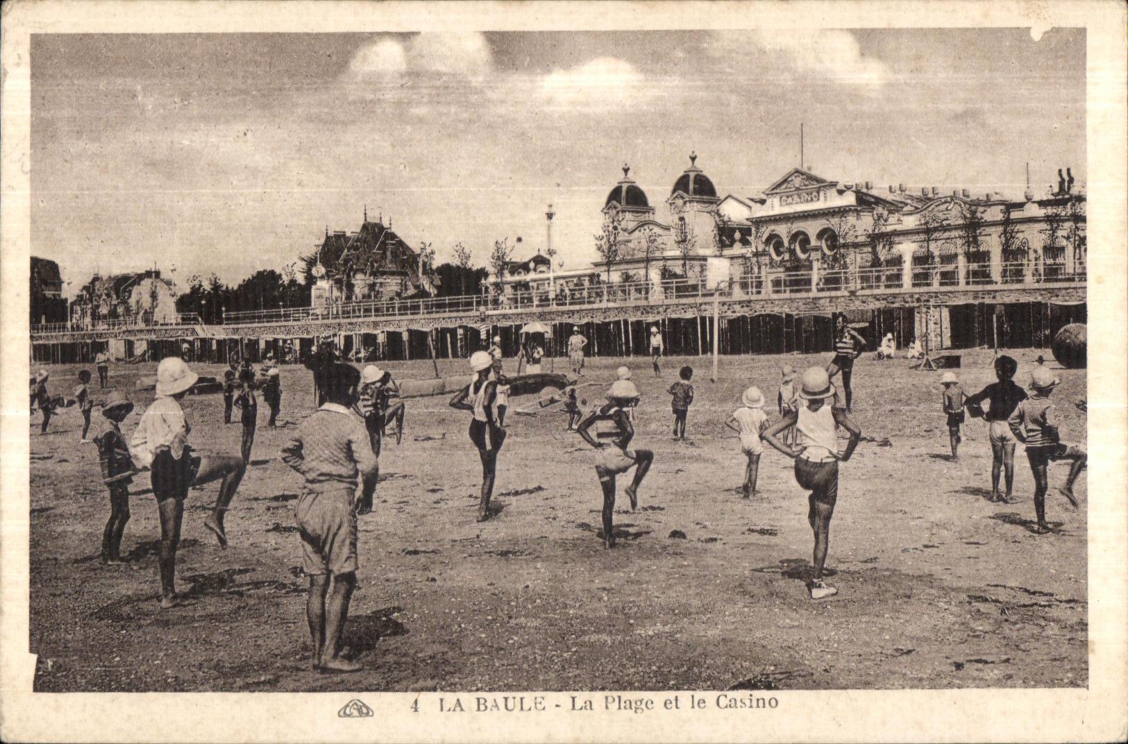 CPA La Baule La Plage et le Casino Gymnastique Enfants 