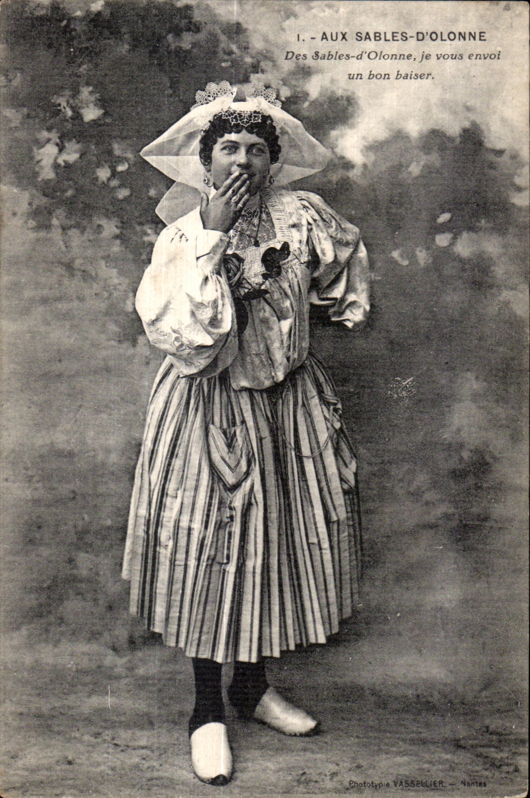 Femme en costume local — Sables-d'Olonne — Phototypie Vasseiller, Nantes