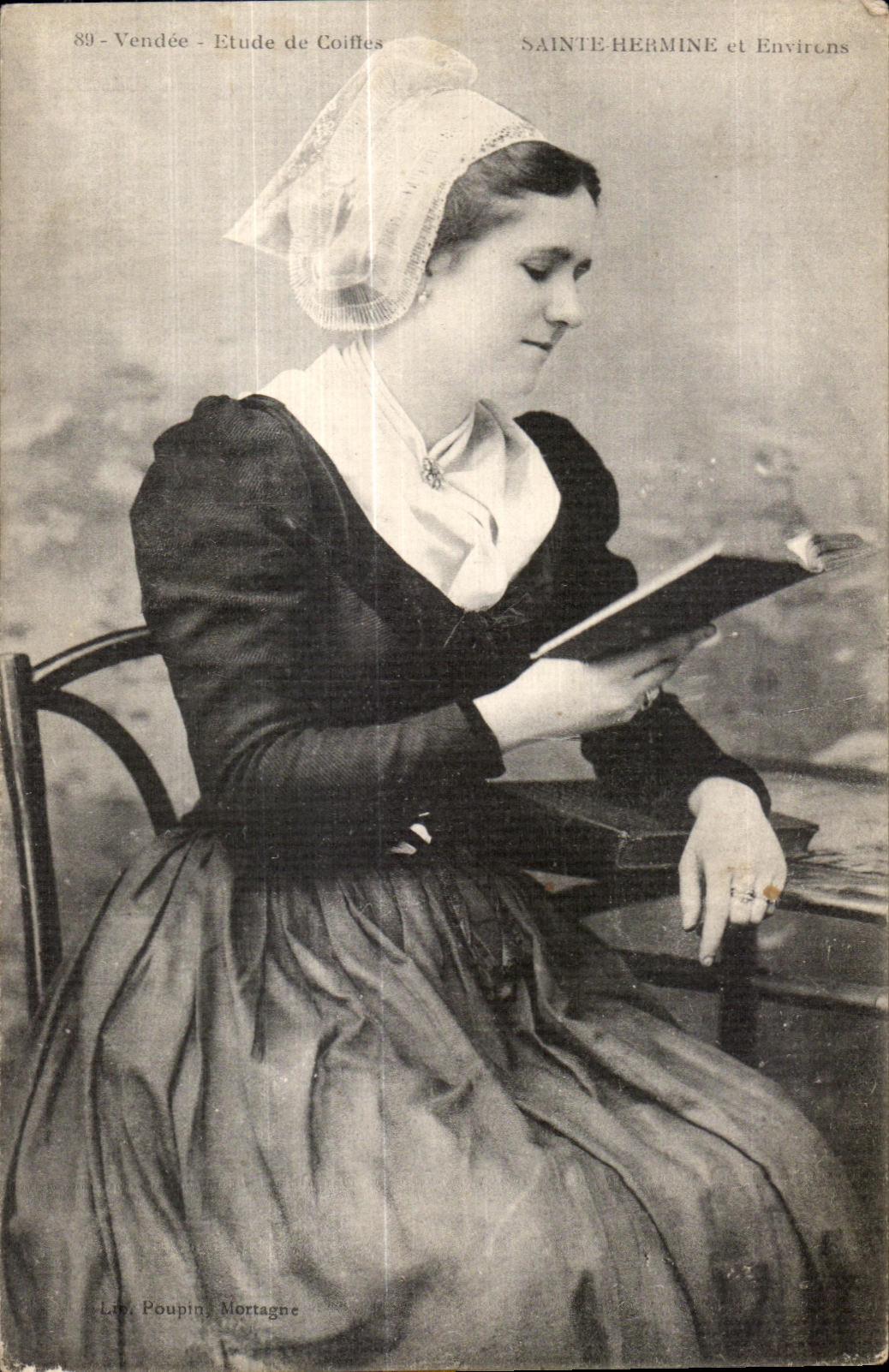 CPA Vendee Etude du Coiffes Sainte Hermine et Environs Folklore Costume