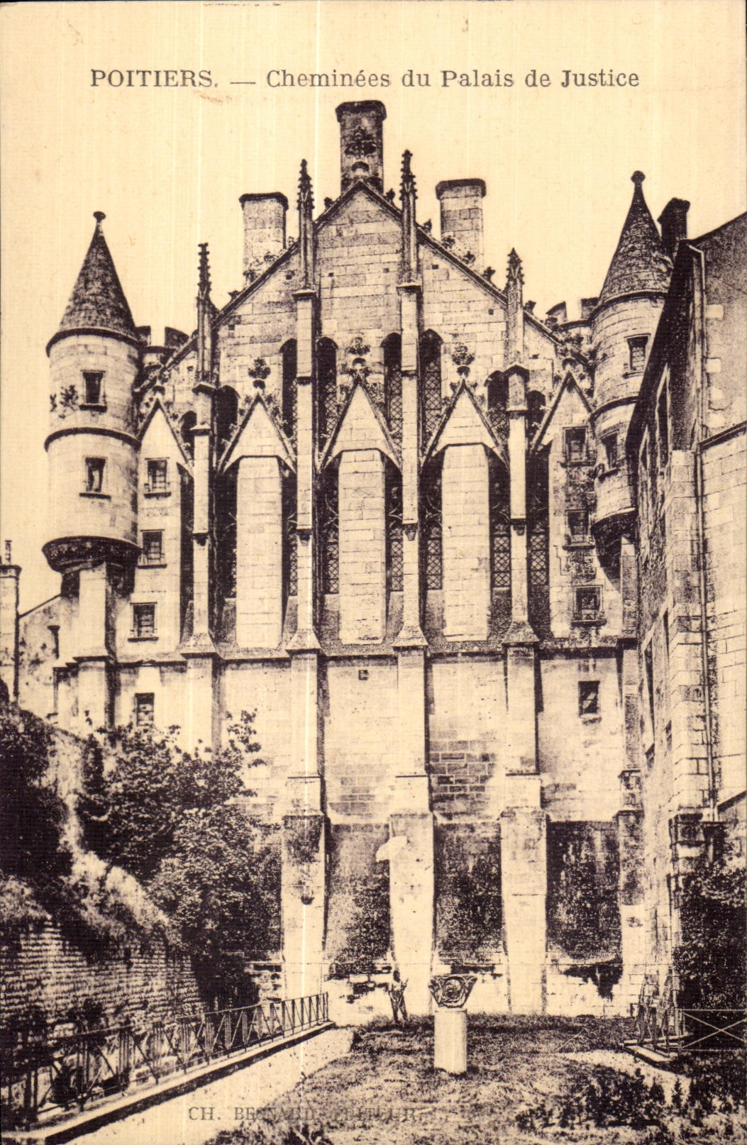 Poitiers — Cheminées du Palais de Justice — CH. BERTRAND & CIE