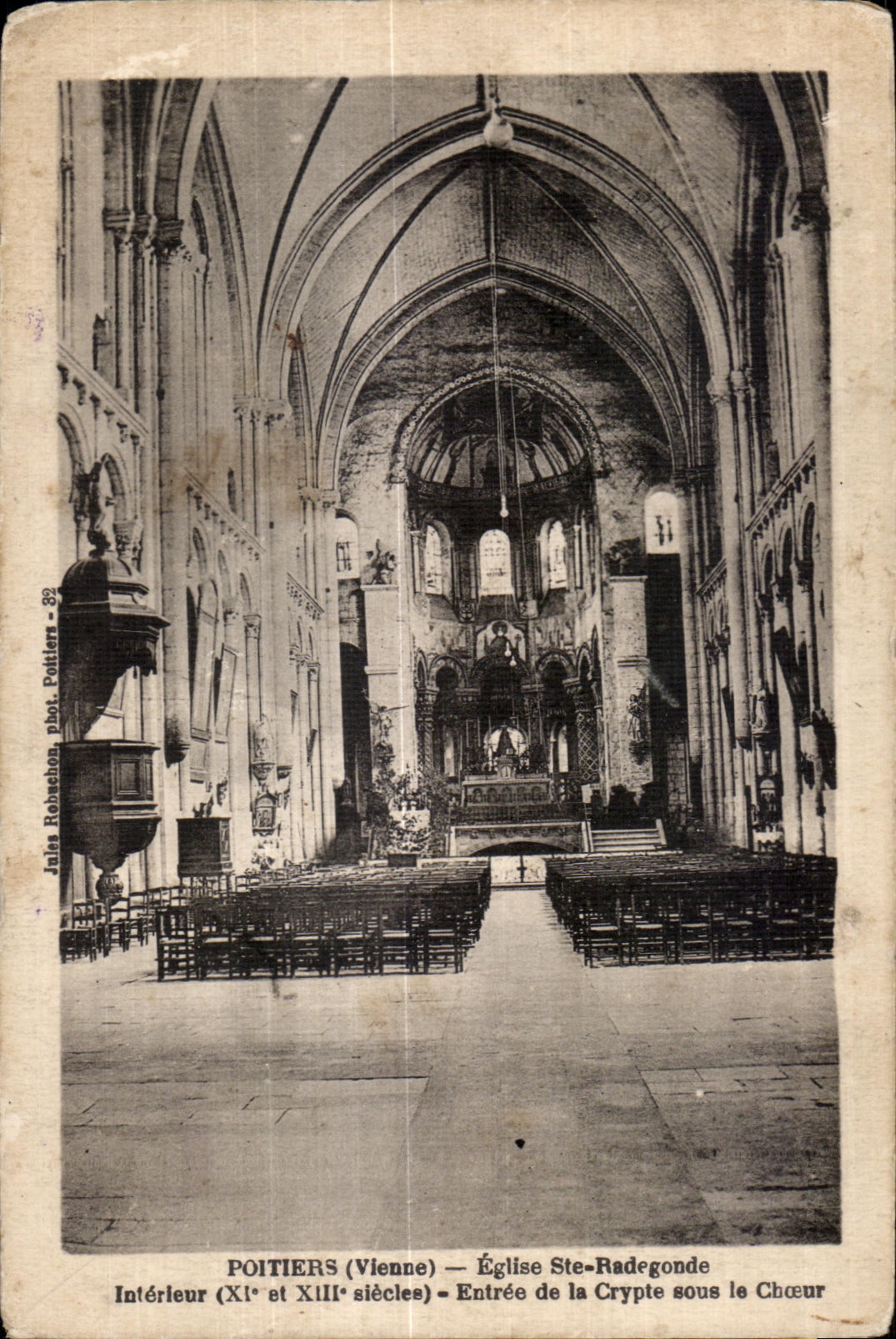 Poitiers (Vienne) — Église Ste-Radegonde — Intérieur (XIe et XIIIe siècles) — Entrée de la Crypte sous le Chœur