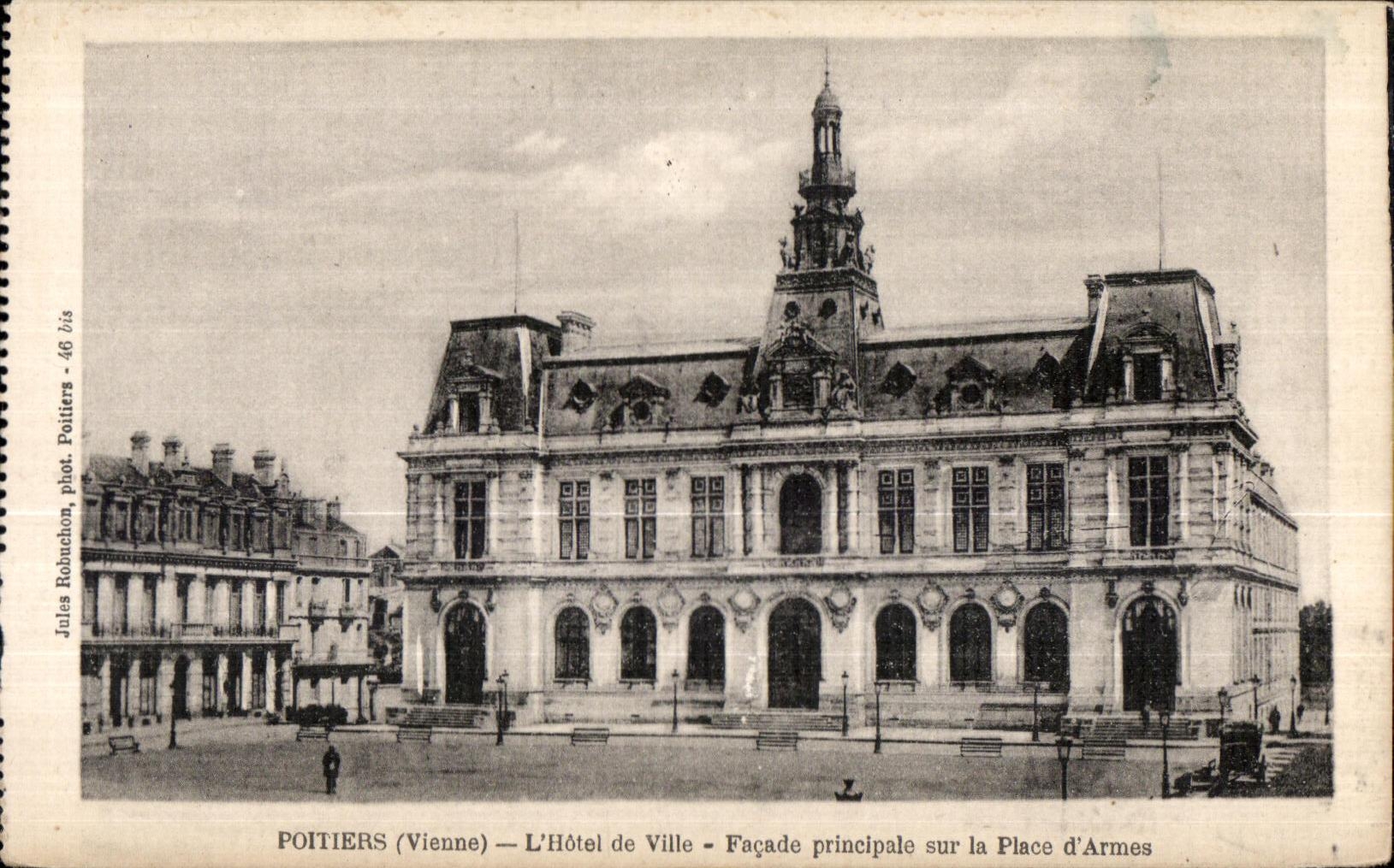 Poitiers (Vienne) — L'Hôtel de Ville — Façade principale sur la Place d'Armes — Jules Robuchon, phot. Poitiers - 46 bis