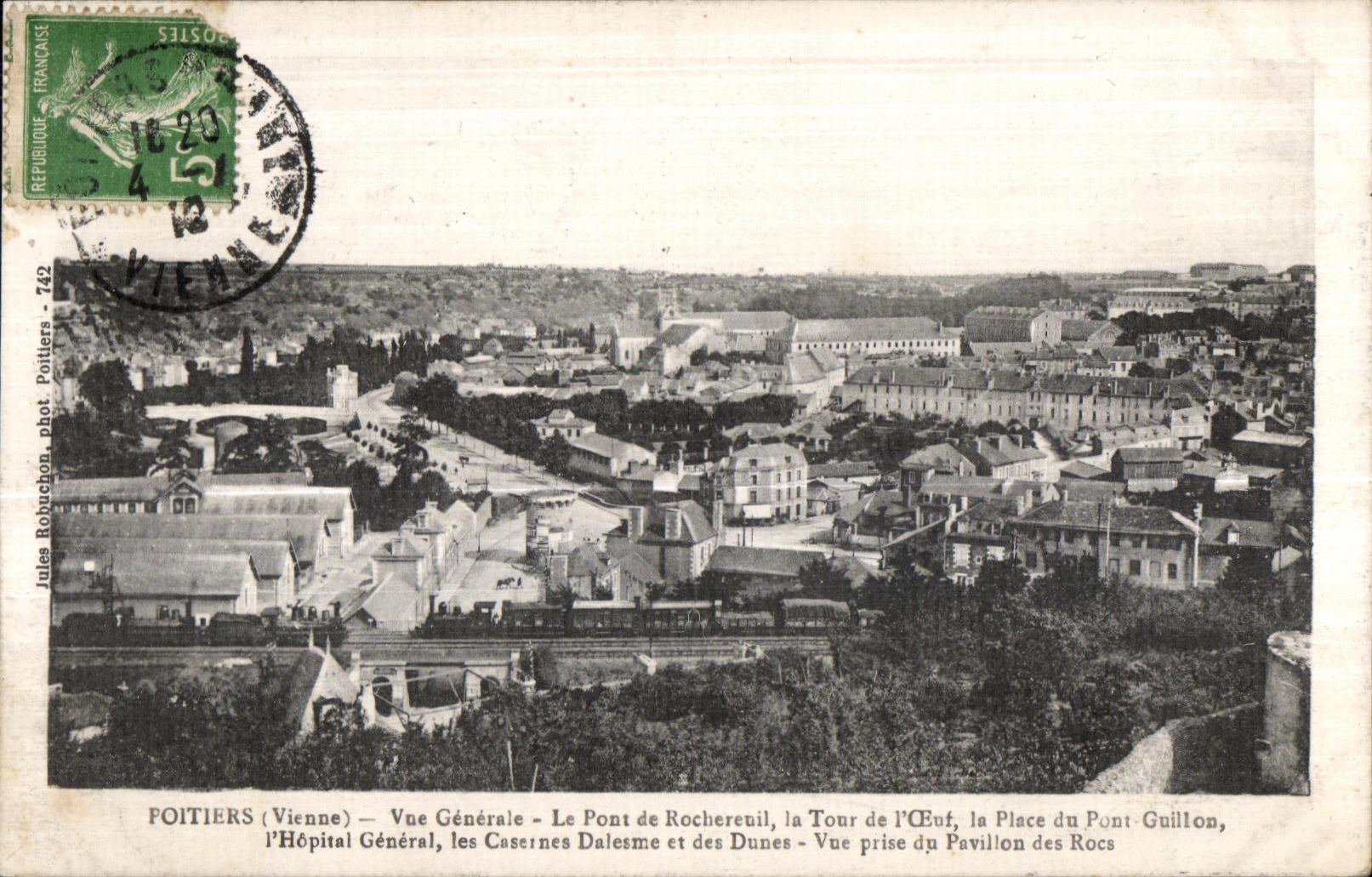 Poitiers (Vienne) — Vue Générale — Le Pont de Rochereuil, la Tour de l'Œuf, la Place du Pont-Guillon, l'Hôpital Général, les Casernes Dalesme et des Dunes — Vue prise du Pavillon des Rocs — phot. Robuchon, n° 742