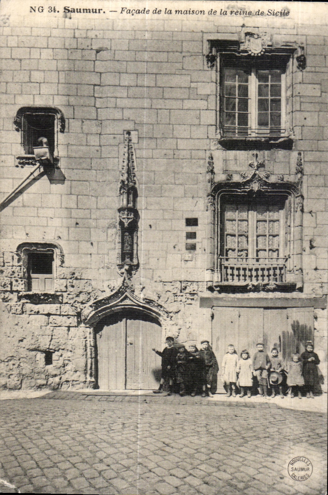 CPA Saumur Facade de la maison de la reine de Sicile Enfants