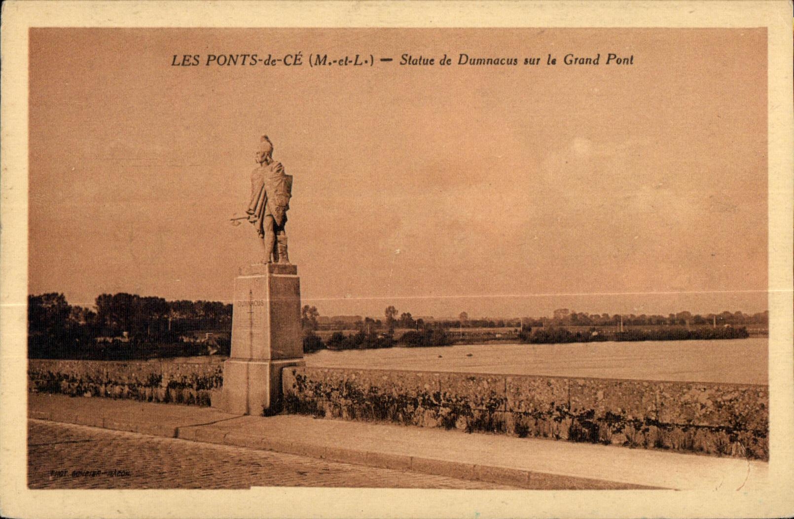 CPA Les Ponts de Ce Statue de Dumnacus sur la Grand Pont
