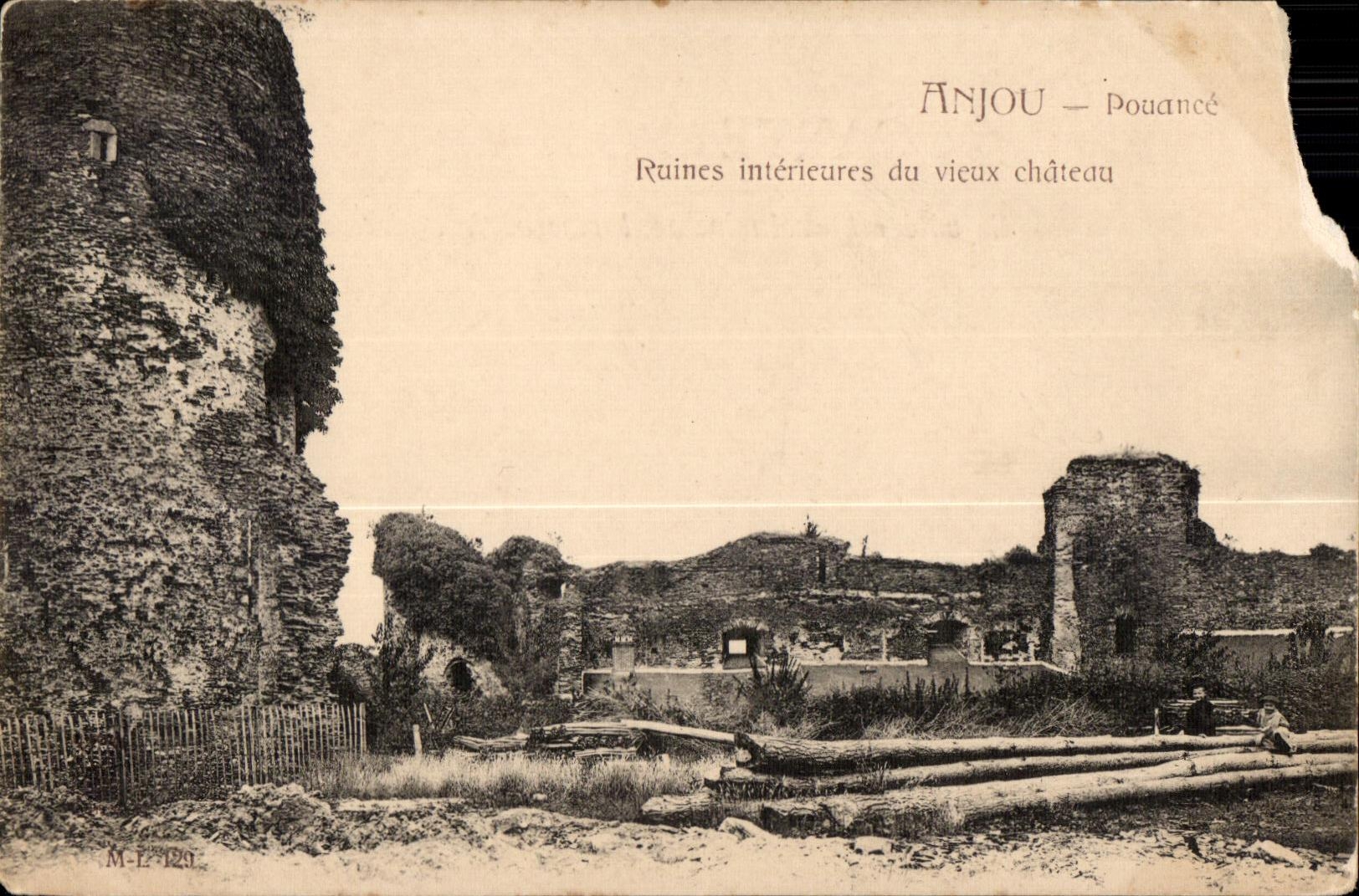 CPA Anjou Pouance Ruines interieures du vieux chateau