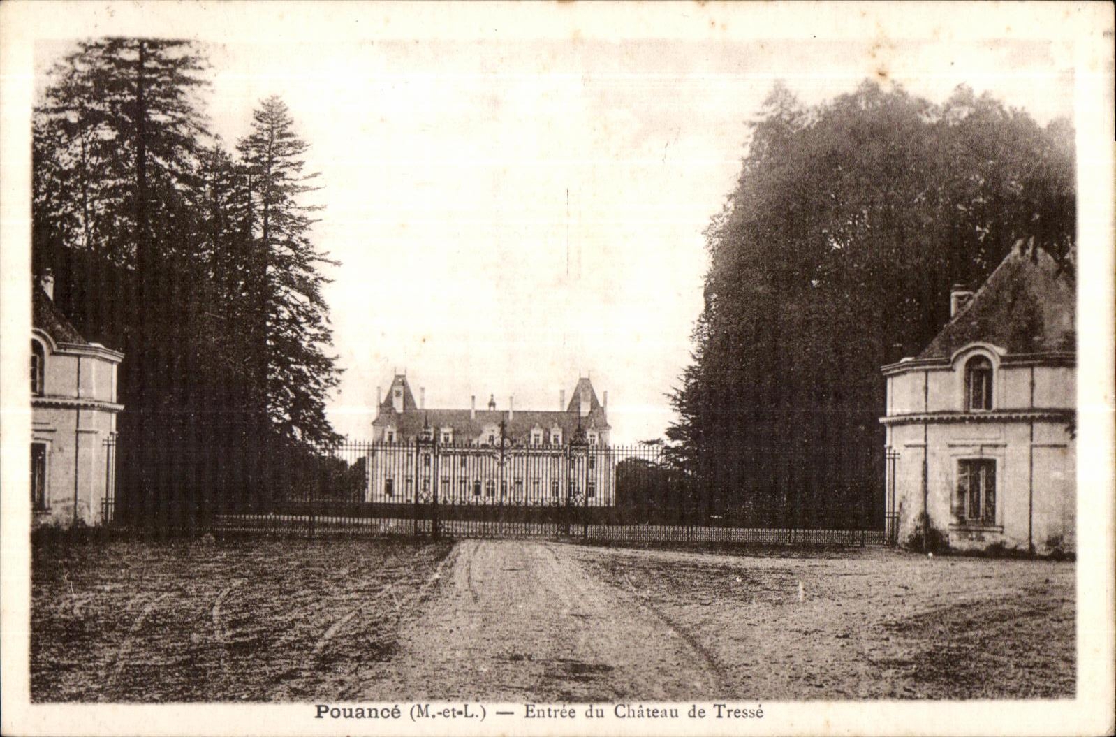 CPA Pouance (M et L) Entree du Chateau de Tresse
