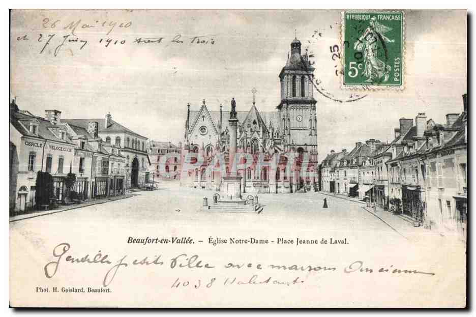 CPA Beaufort en Vallee Eglise Notre Dame Place Jeanne de Lavel