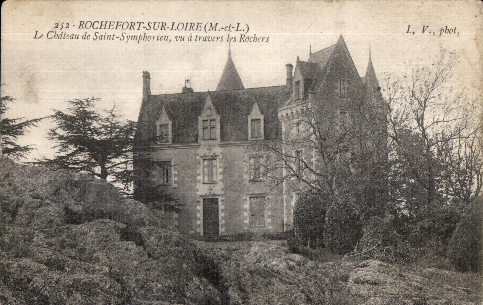 CPA Rochefort Sur Loire (M et L) Le Chateau de Saint Sympborien vu a travers les Rochers