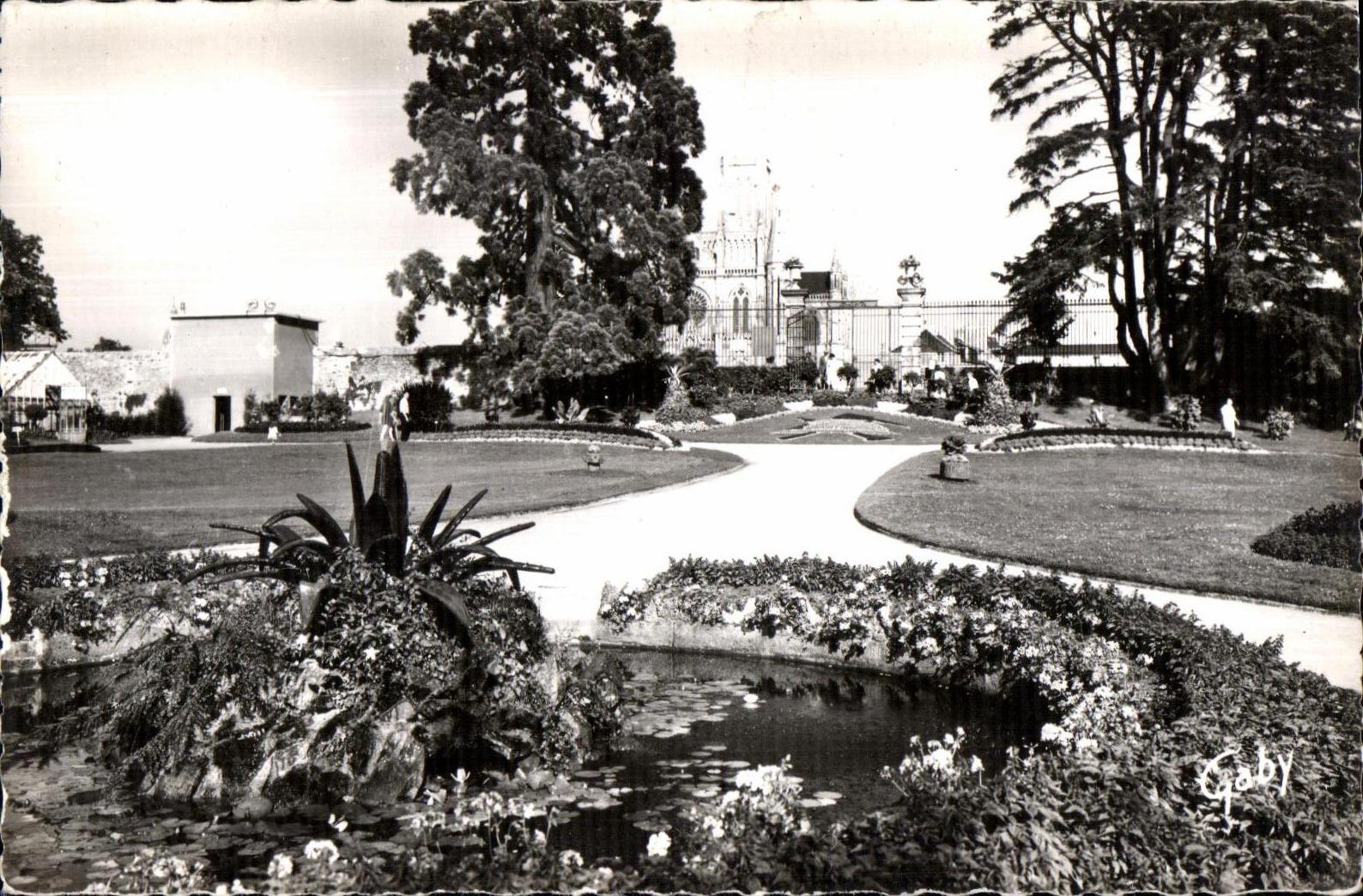Avranches (Manche) — Bassin du Jardin des Plantes et la Cathédrale — Éditions Gaby