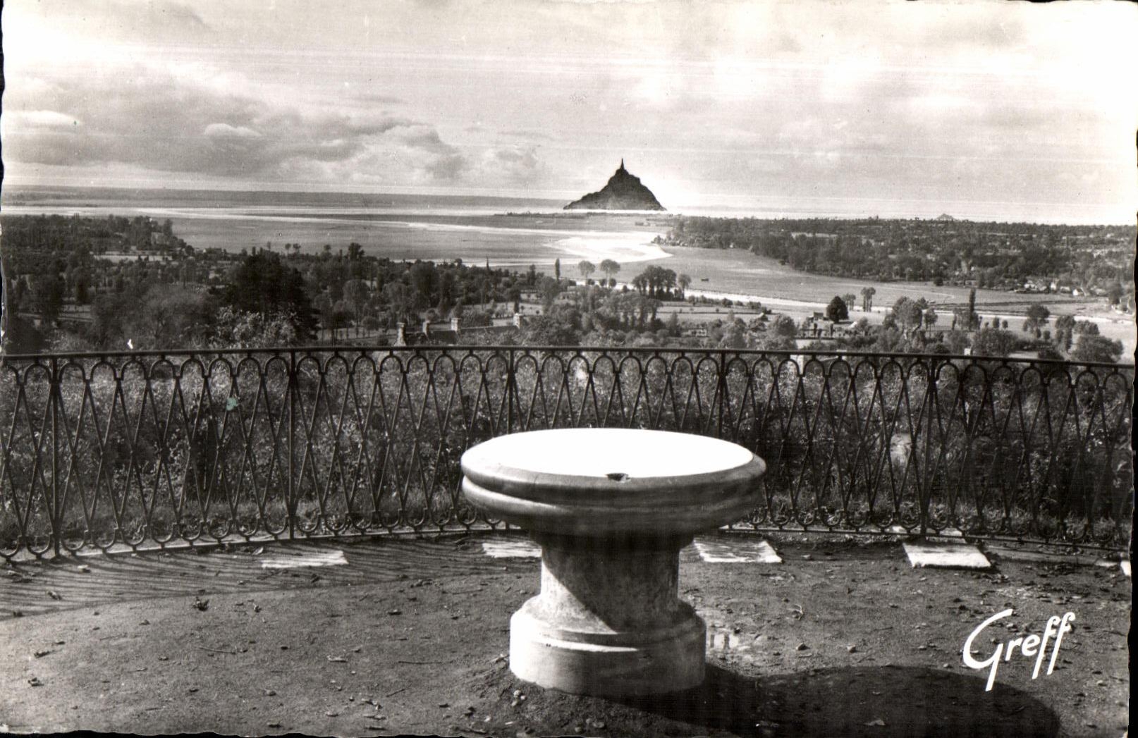 CPS En Normandie Avranches (Manche) Au Jardin des Plantes La Table d Orientation et vue sur la Baie du Mont Saint Michel
