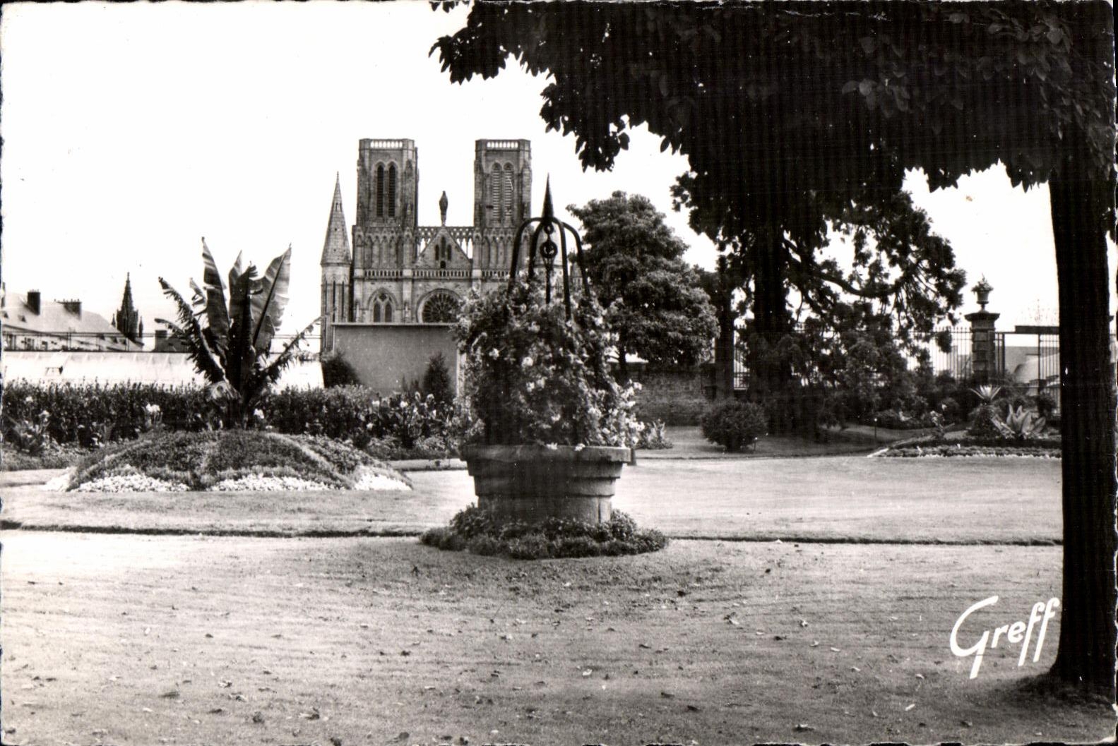Avranches (Manche) — Le Jardin des Plantes et l'Église Notre-Dame-des-Champs — Greff, Paris