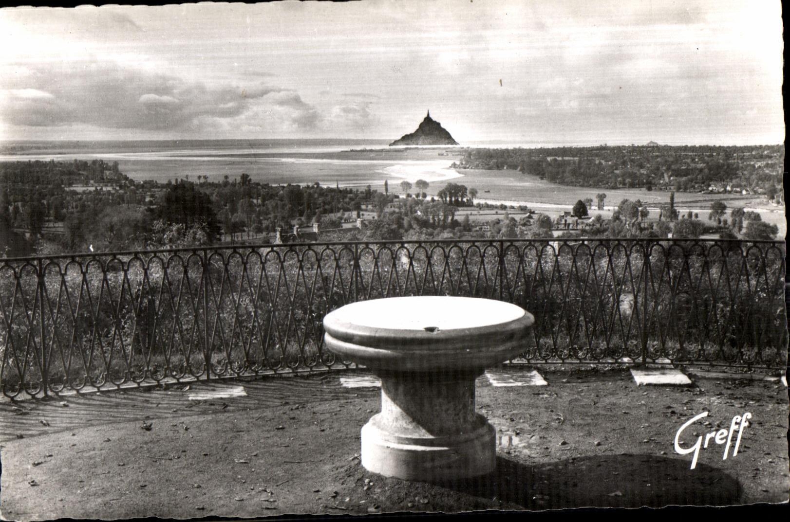 CPSM Normandie 503-6 Avranches (manche) au jardin des plantes la table d orientation et vue sur la baie du mont saint 