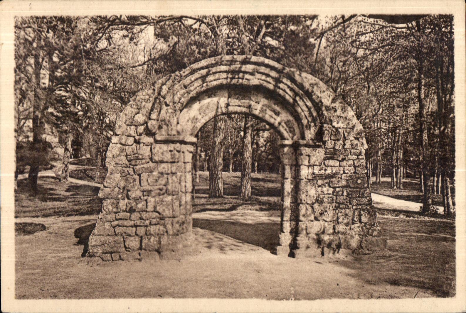 Avranches - Jardin des Plantes - Portail de l'Arc, chapelle de Bouillet (XIe siècle)
