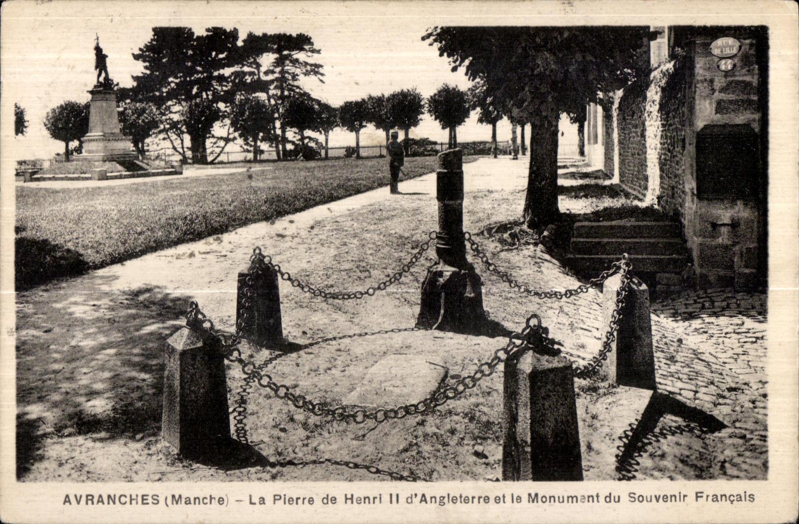 Avranches (Manche) – La Pierre de Henri II d'Angleterre et le Monument du Souvenir Français