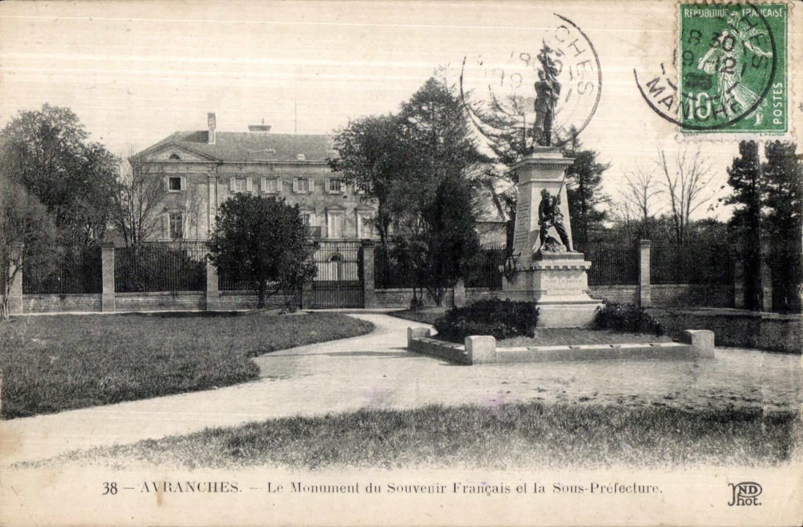 Avranches — Le Monument du Souvenir Français et la Sous-Préfecture — ND Hot.