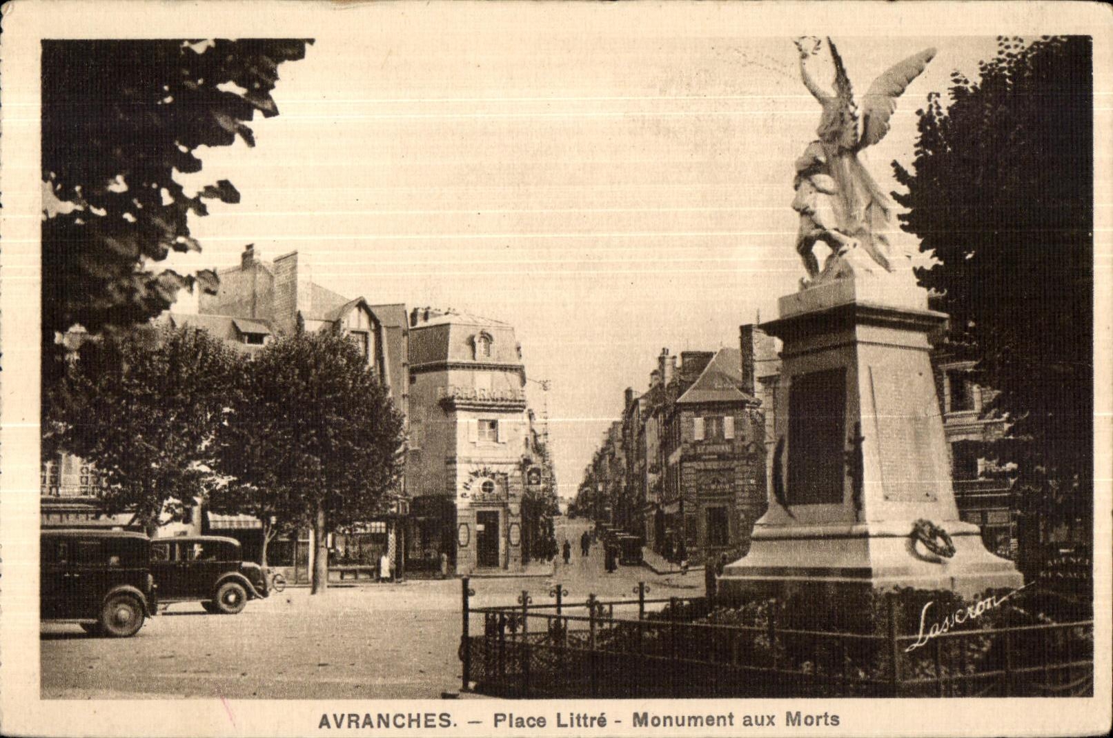 Avranches — Place Litttré — Monument aux Morts
