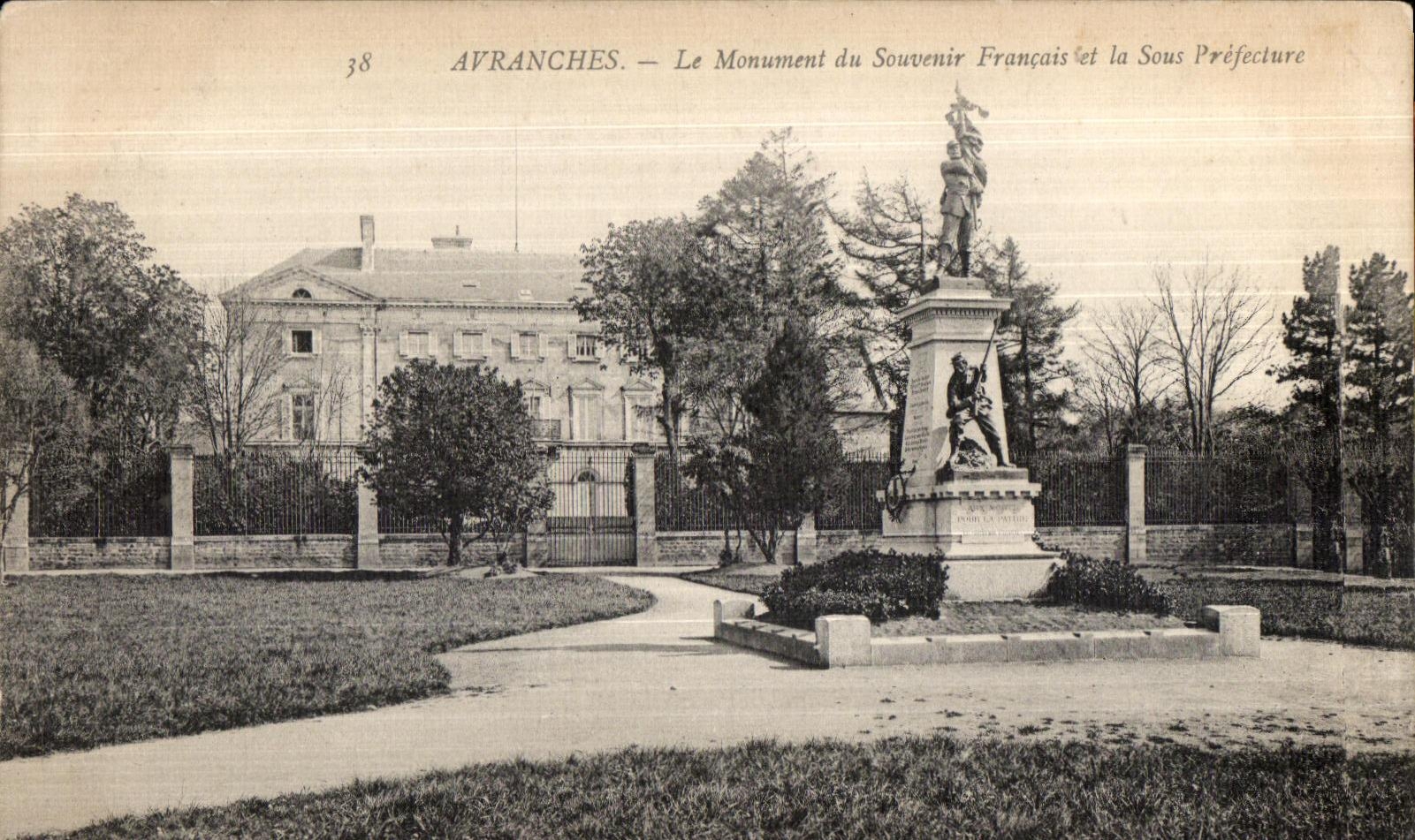 Avranches — Der französische Gedenkstein und die Unterprefektur