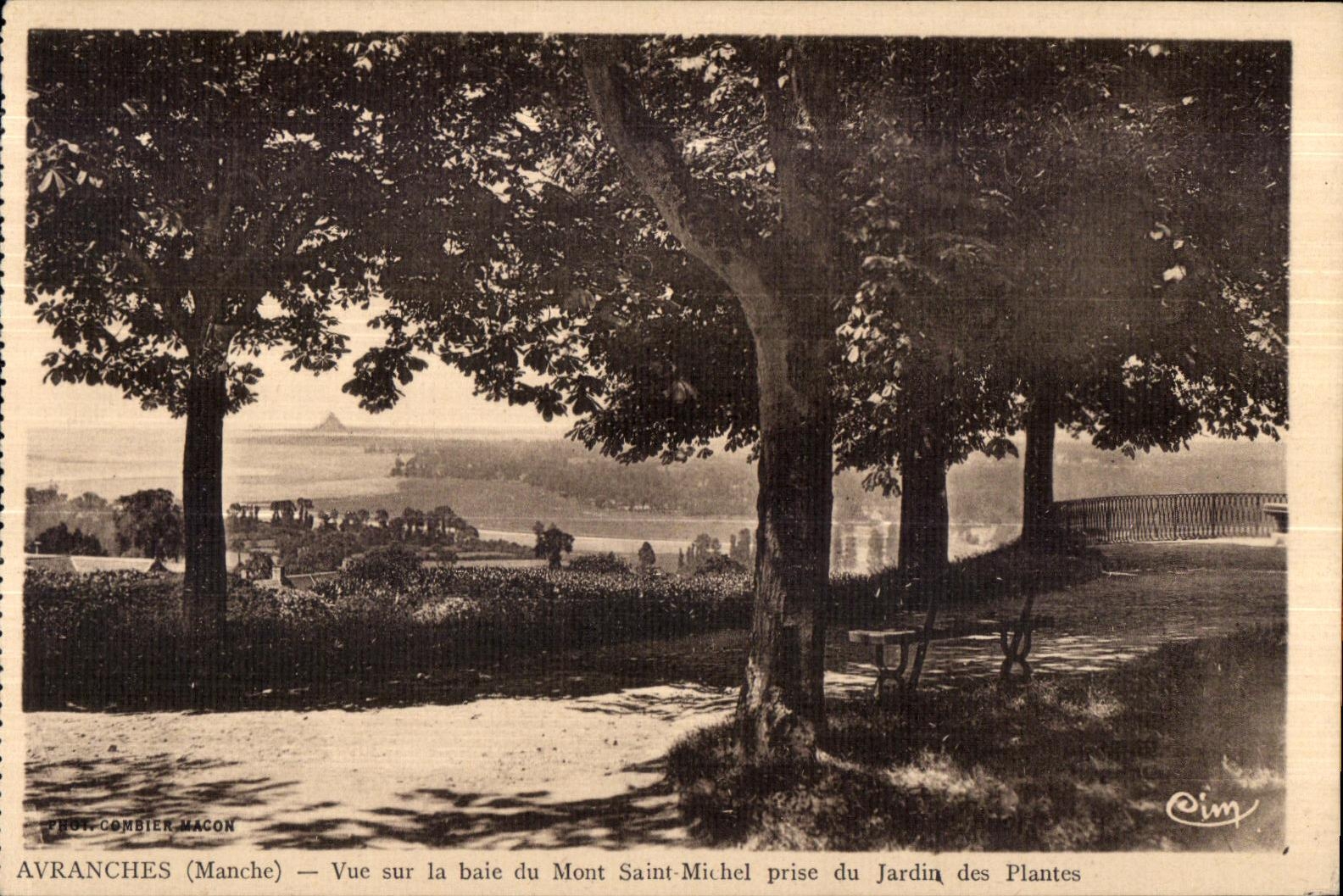 Avranches (Manche) — Vue sur la baie du Mont Saint-Michel prise du Jardin des Plantes — Phot. Combier, Mâcon