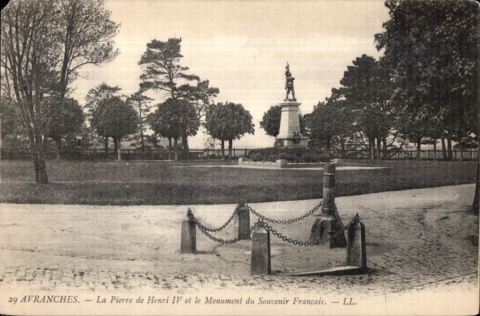 Avranches — La Pierre de Henri IV et le Monument du Souvenir Français — LL.