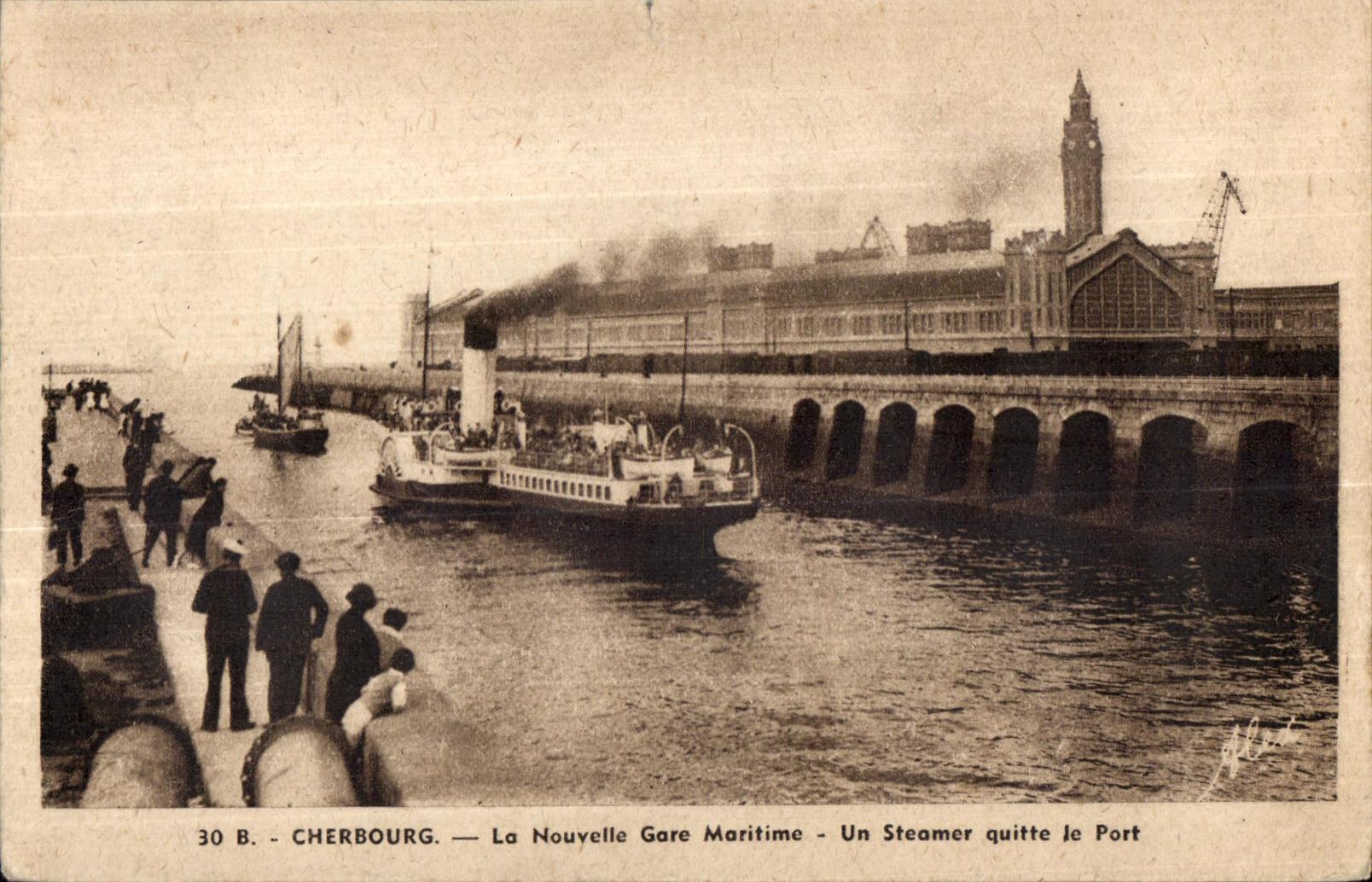 CPA Cherbourg La Nouvelle Gare Maritime Un Steamer quitte le Port