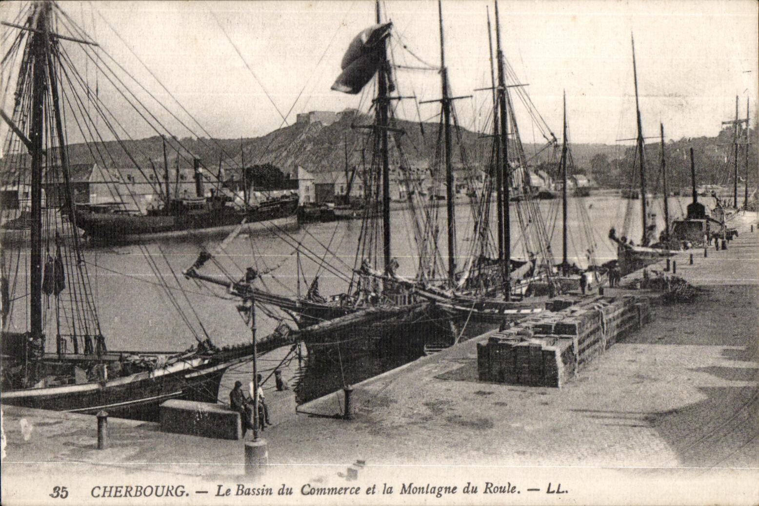 CPA Cherbourg Le Bassin du Commerce et la Montagne du Roule Bateau