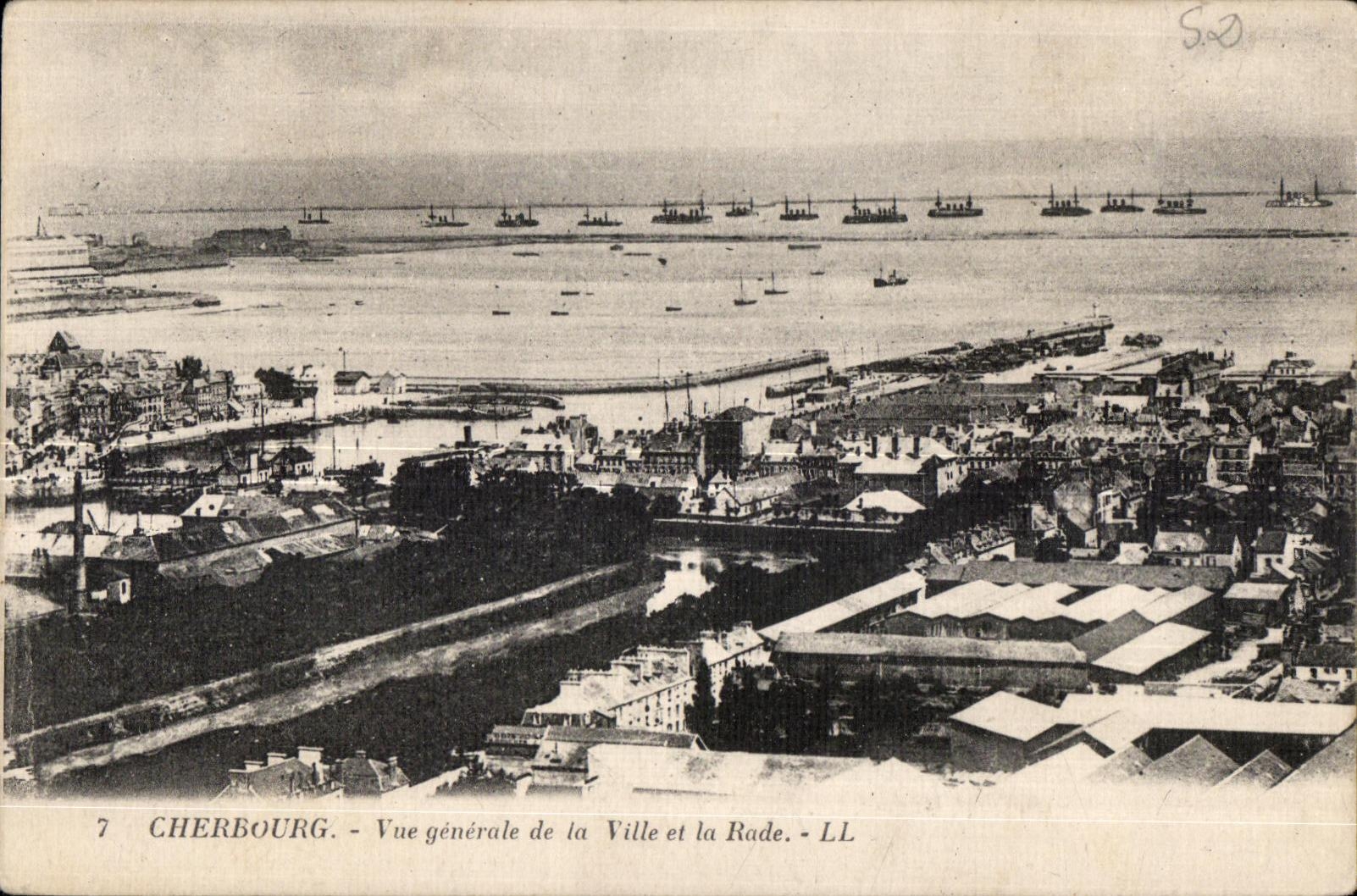 CPA Cherbourg Vue generale de la Ville et la Rade