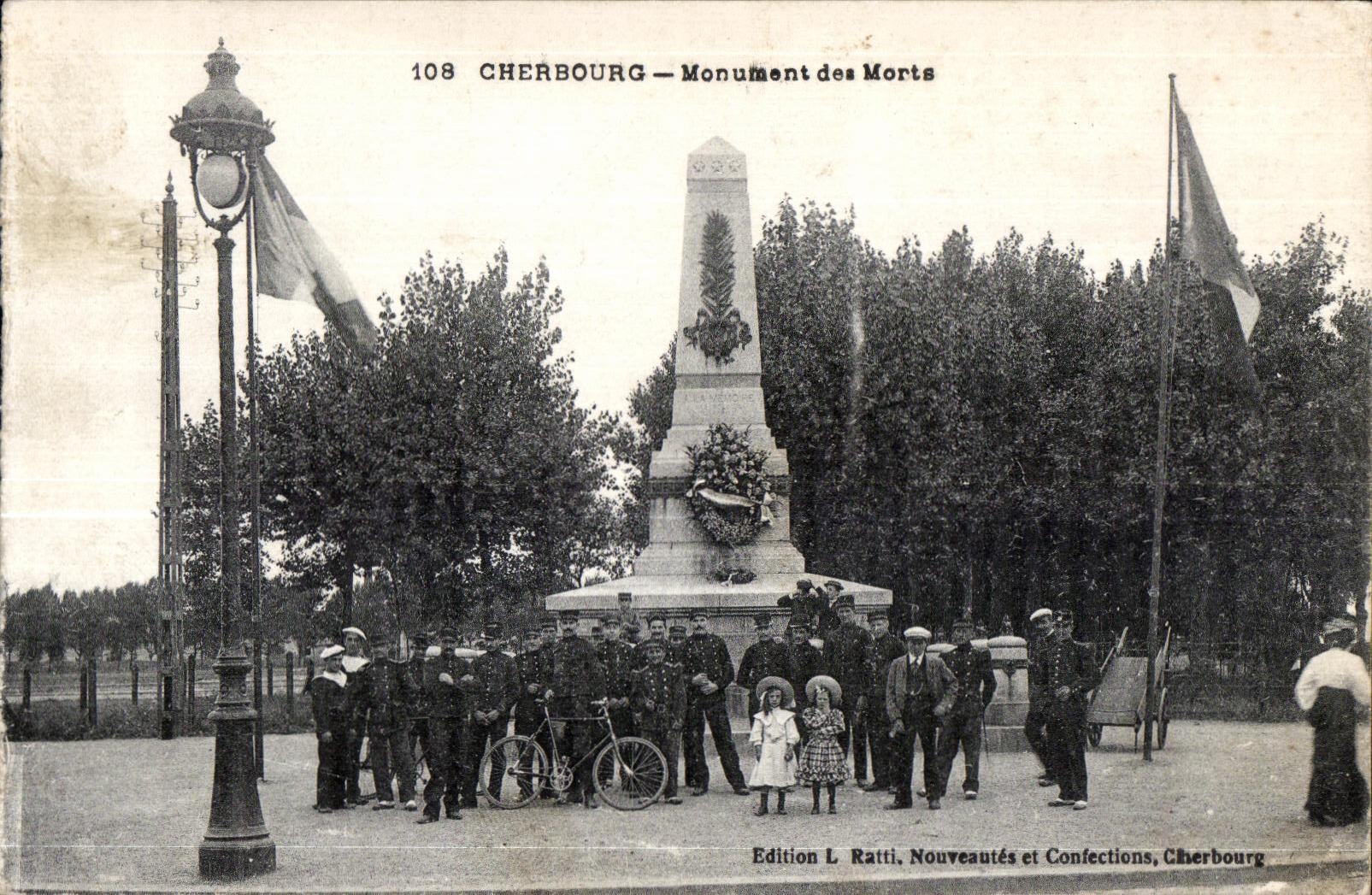 CPA Cherbourg Monument des Morts Militaria 