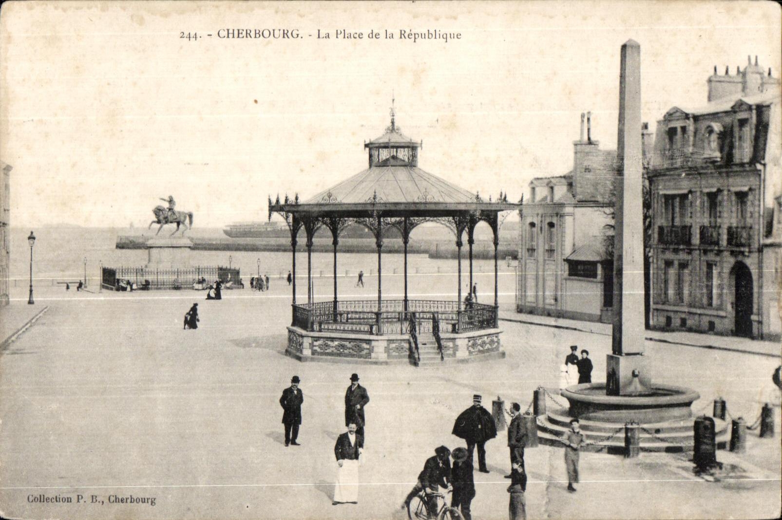 CPA Cherbourg La Place de la Republique Napoleon 1er
