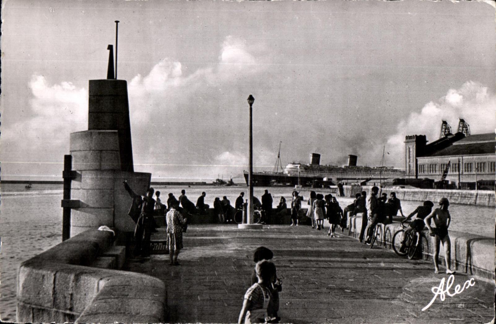 Cherbourg (Manche) — La Petite Jetée et le Monument du « Surcouf » — Alex Becquemin Edit. Cherbourg