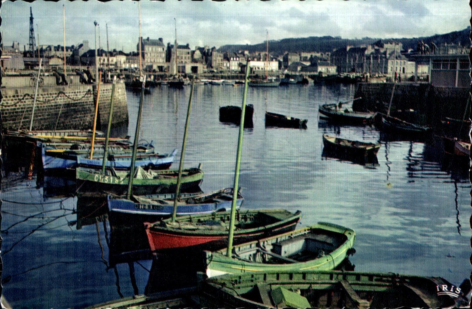 CPA Cherbourg L Avant Port Les Barques de peche Bateaux 