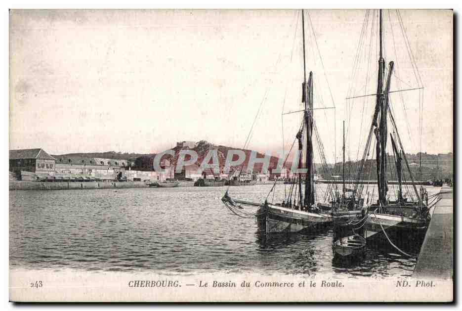 CPA Cherbourg Le Bassin Du Commerce et le Roule Bateaux 