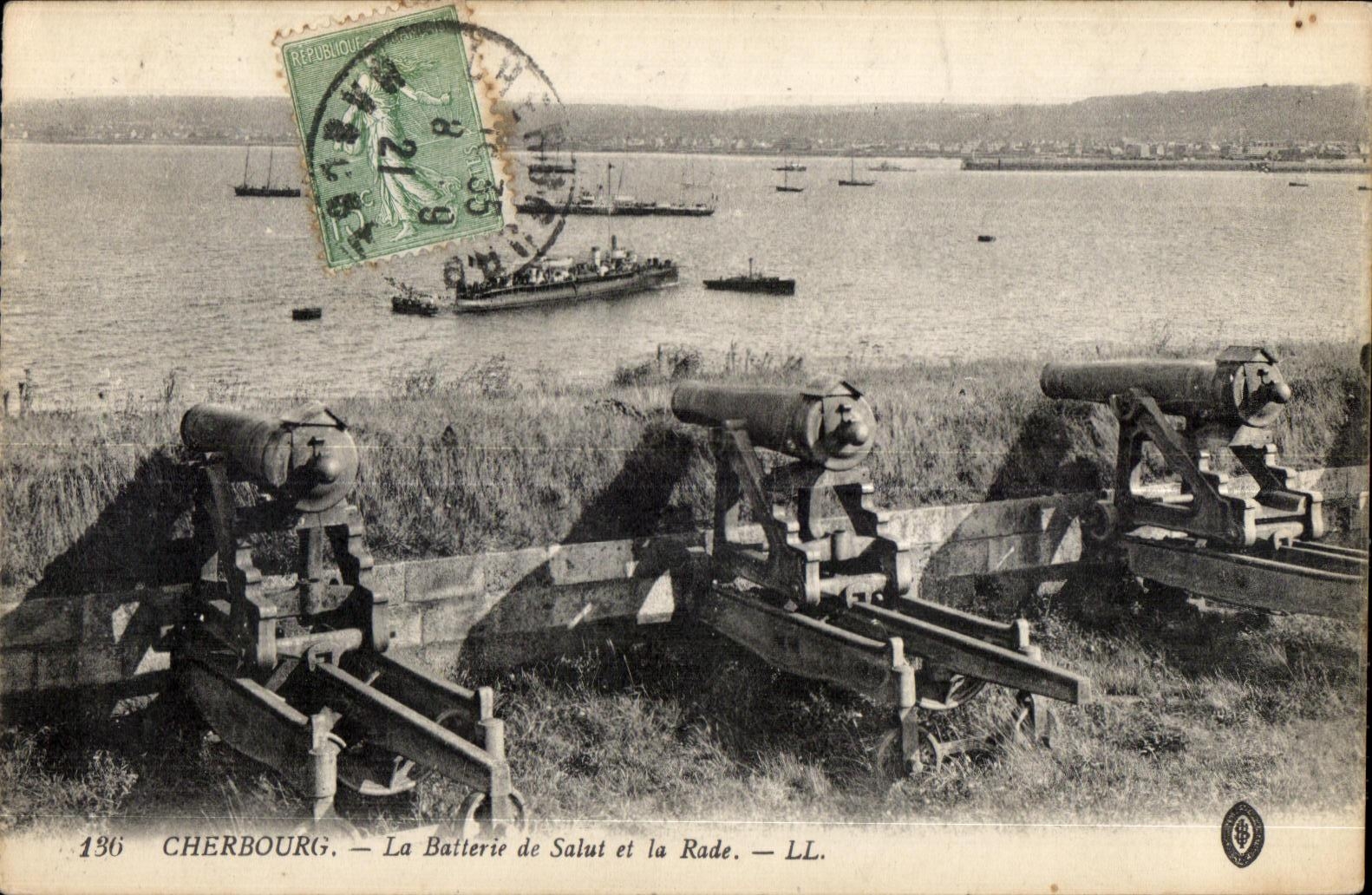 CPA Cherbourg La Batterie de Salut et la Rade Bateaux 