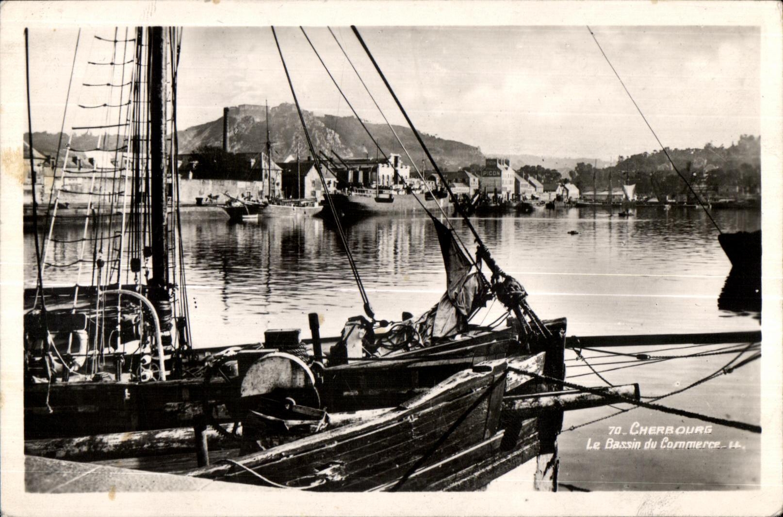 CPA Cherbourg Le Bassin du commerce Bateau