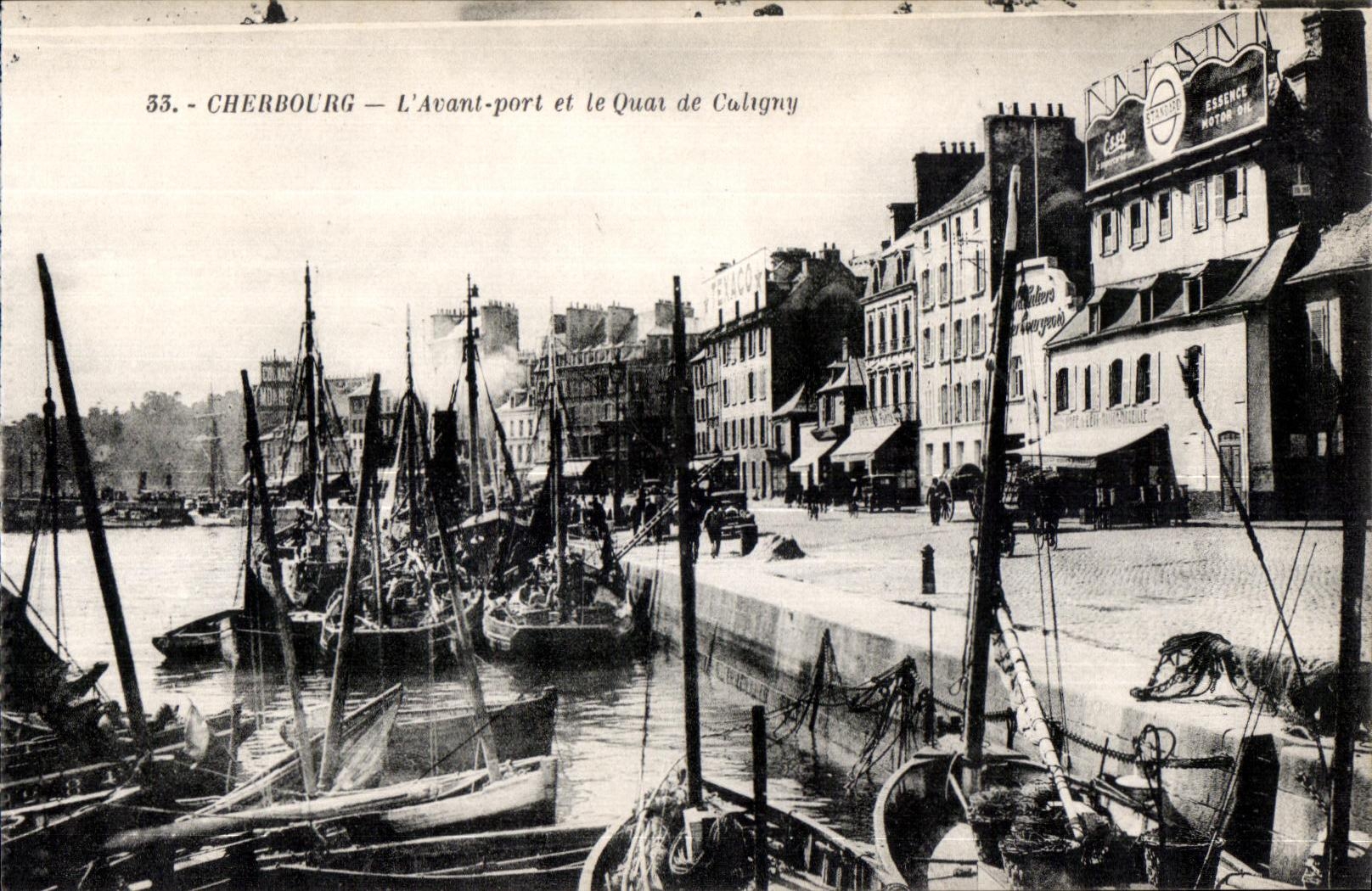CPA Cherbourg L Avant port et le Quai de Caligny Bateaux 