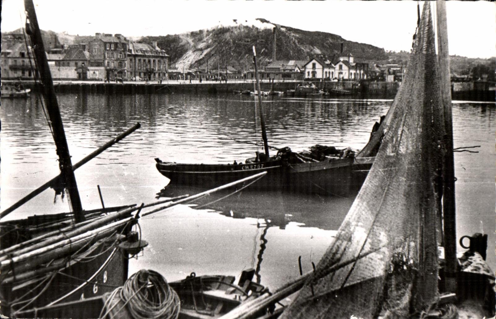 CPSM Cherbourg (Manche) L Avant Port et la Montagne du Roule Bateaux 