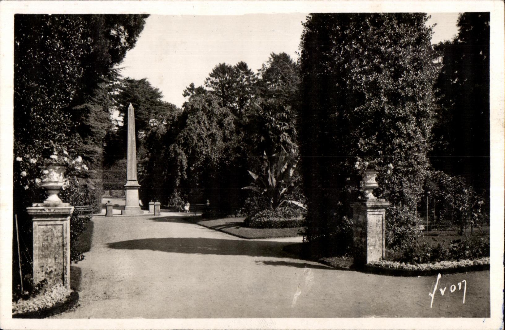 Coutances (Manche) — Le Jardin des Plantes — L'Obélisque — Éditeur Yvon, n° 4017