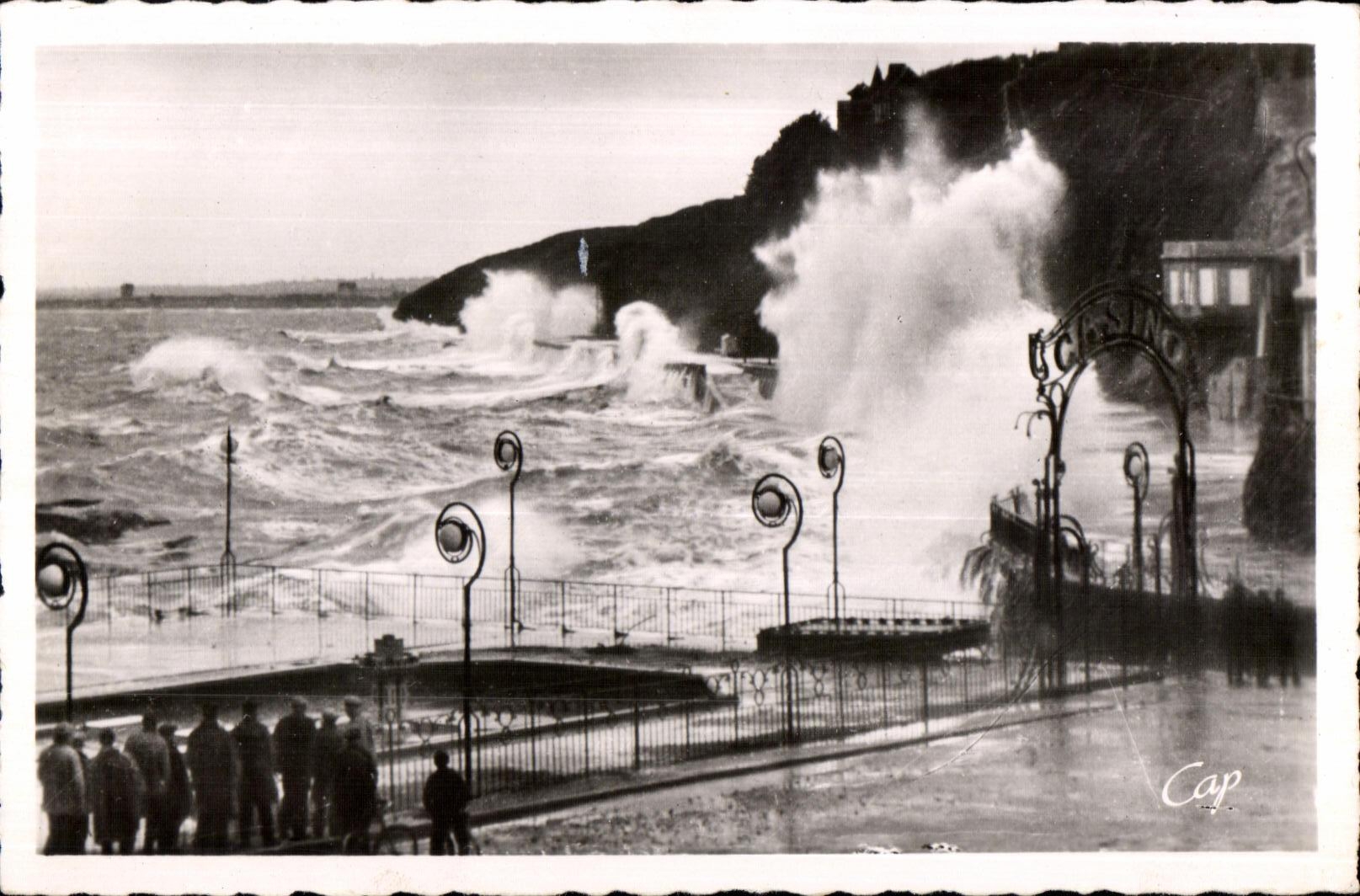 CPA Granville Effet de vagues sur la Digue