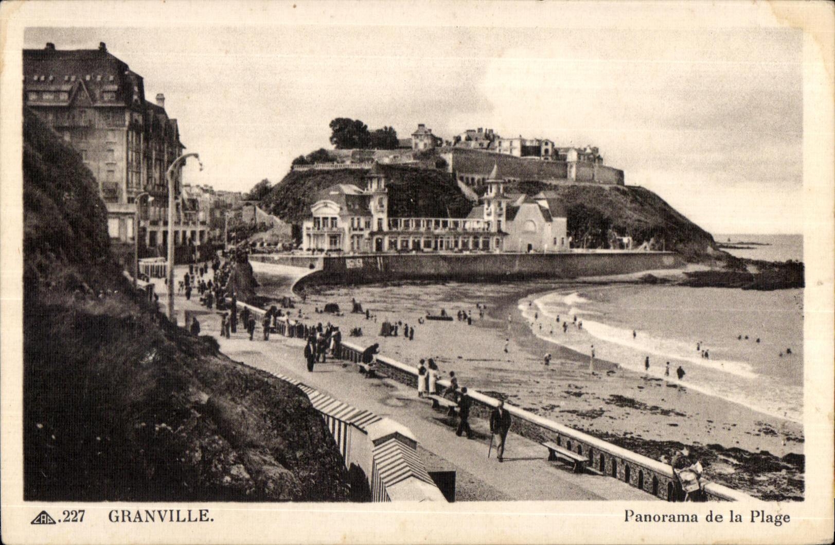 Granville — Panorama de la Plage — CPA 227