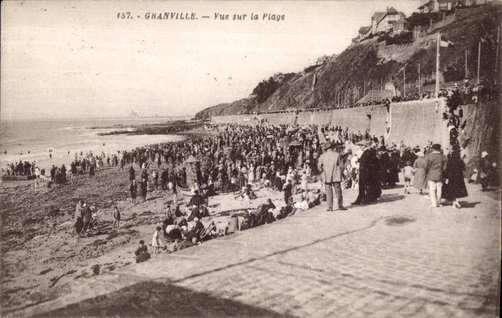 Granville — Vue sur la Plage — Édition A. Bernard, n° 137