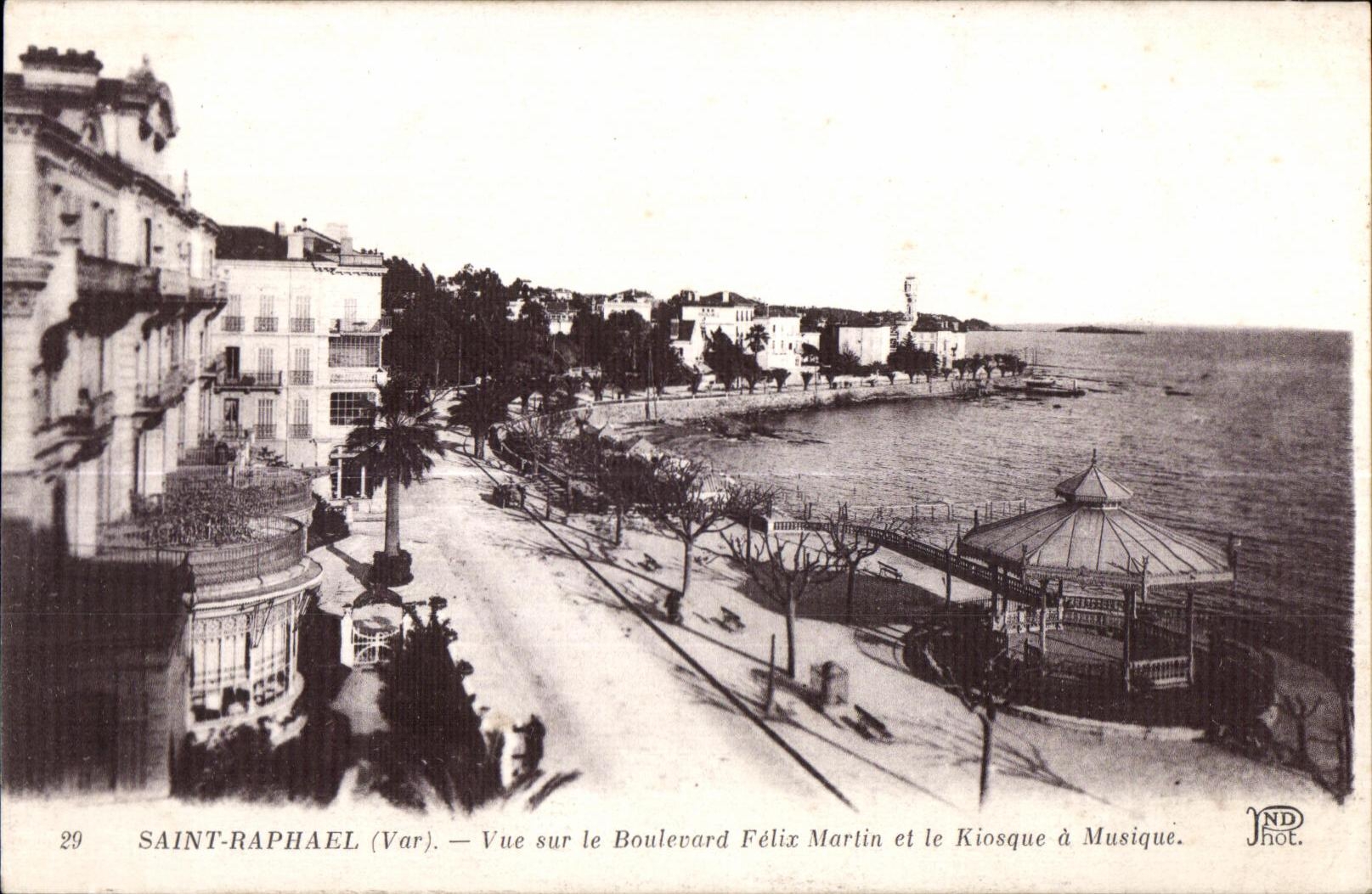 CPA Saint Raphael (Var) Vue sur le Boulevard Felix Martin et le Kiosque a Musique