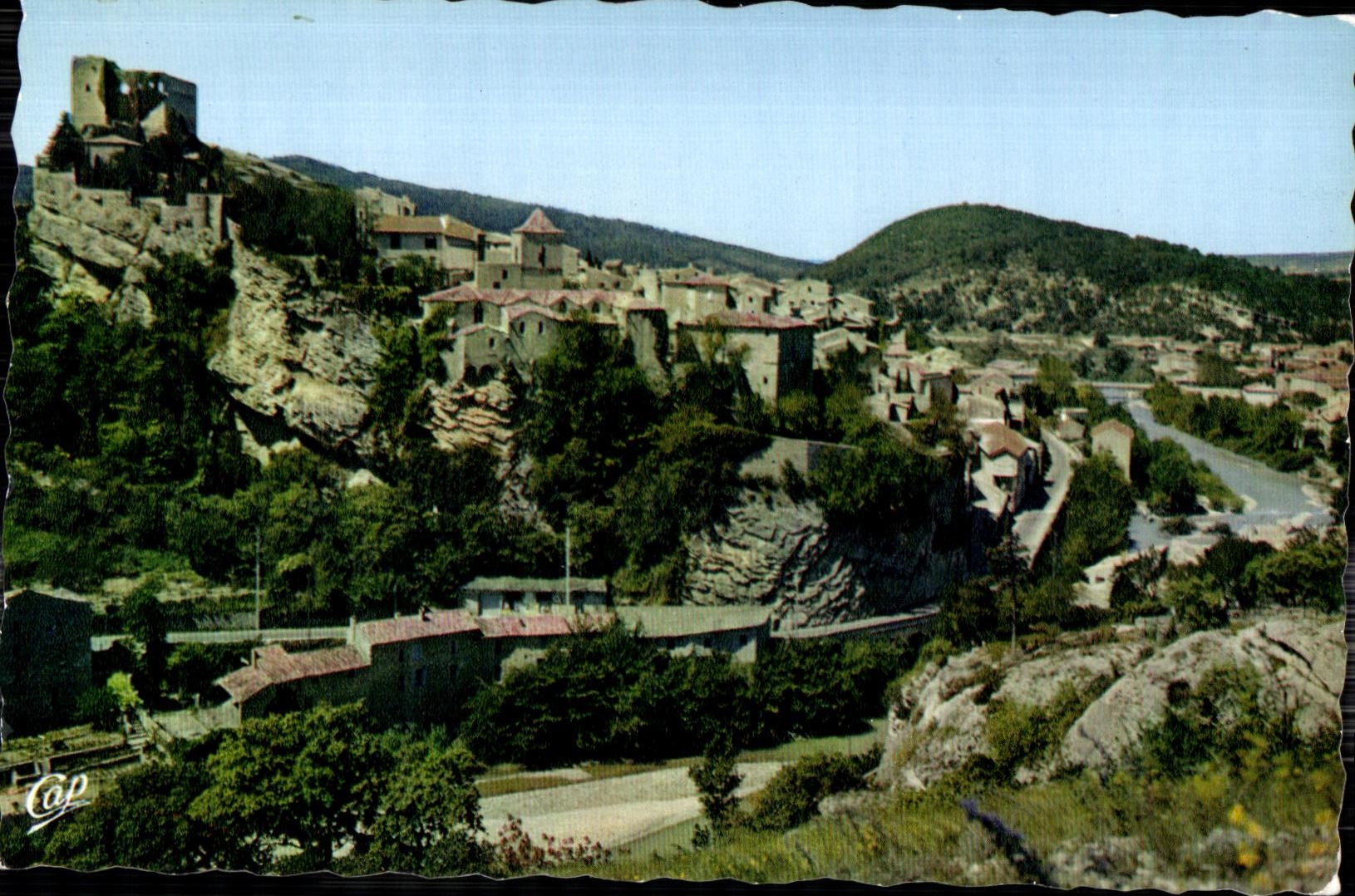 Vaison-la-Romaine — Vue d'ensemble de la vieille ville et le château des Comtes de Toulouse — Lumicap