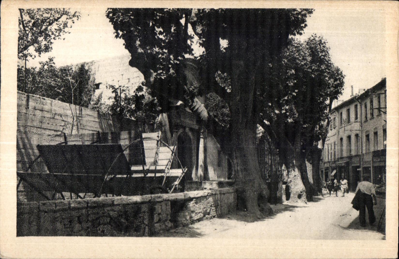 CPA Avignon La rue des Teinturiers et entree de Fancienne chapelle des Pentents 