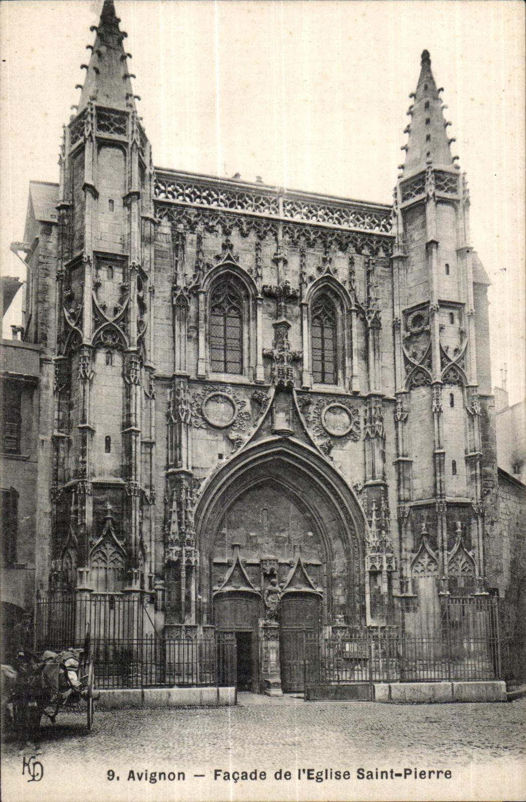 CPA Avignon Facade de l Eglise de Saint Pierre